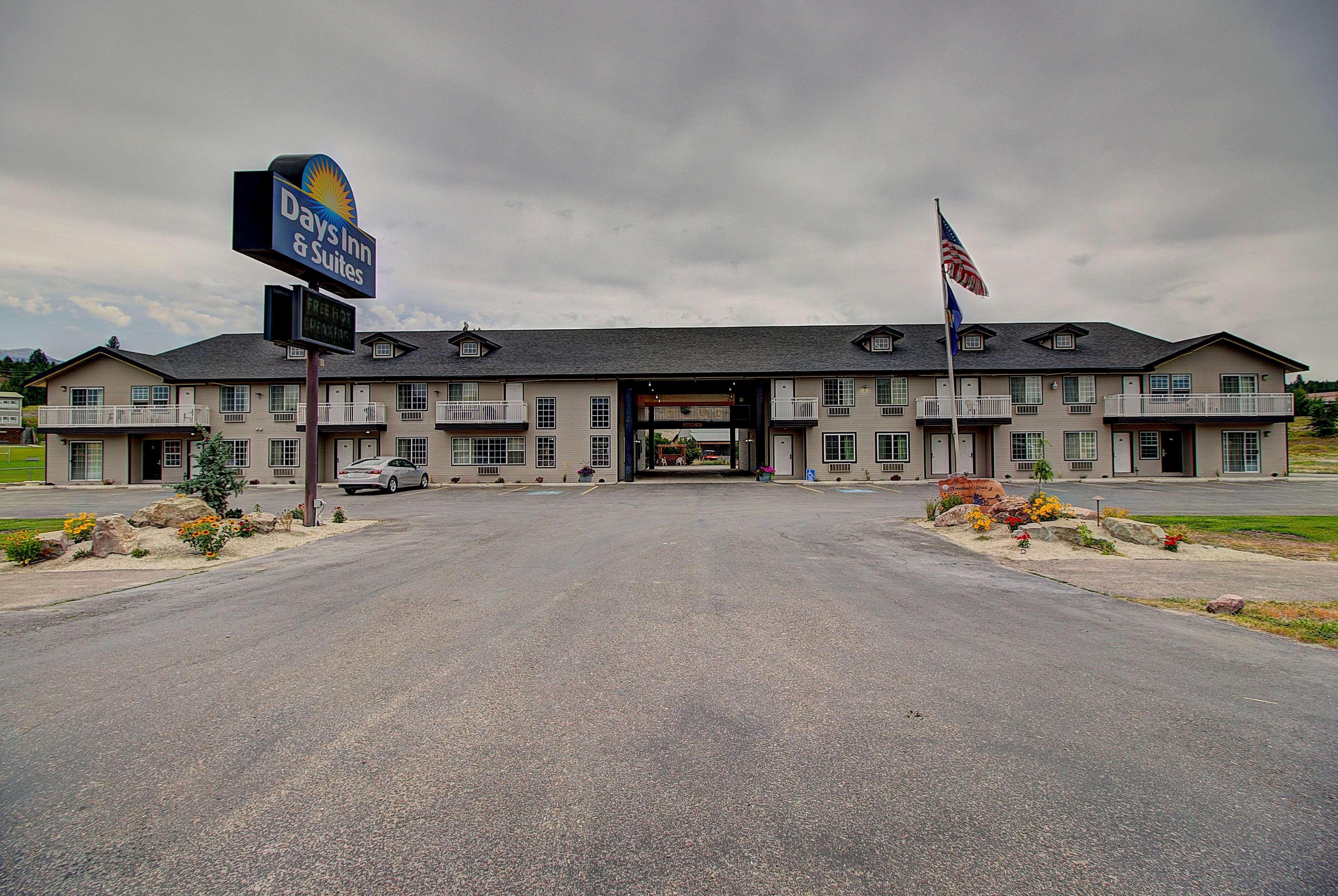 Days Inn & Suites By Wyndham Lolo Exterior photo